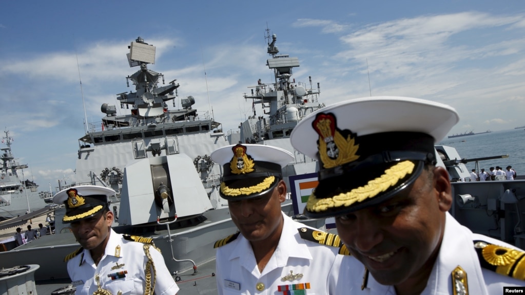 资料照：印度海军什瓦利克号护卫舰（frigate INS Shivalik）的官兵在甲板上与媒体交谈。（2015年5月18日）(photo:VOA)