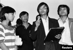 中国学生领袖（左起 :) 柴林、王丹、封从德和李录1989年6月宣誓留在天安门广场。