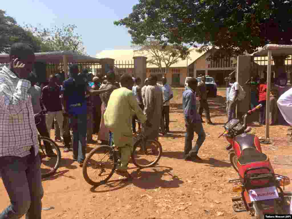Ambiance tendue au PK5. L'enclave musulmane de ‪‎Bangui‬ attend toujours le matériel pour voter. (VOA Afrique/Tatiana Mossot).