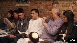 Imam Ahmed Dewidar (tengah baju putih) menjadi tuan rumah acara "Passover" bagi komunitas Yahudi.