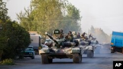 资料照：阿塞拜疆陆军坦克车队向阿格达姆方向行驶。