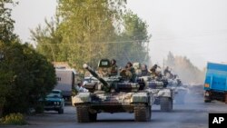 (ARŞİV) Azerbaycan ordusuna ait tanklar Ağdam'a doğru ilerlerken