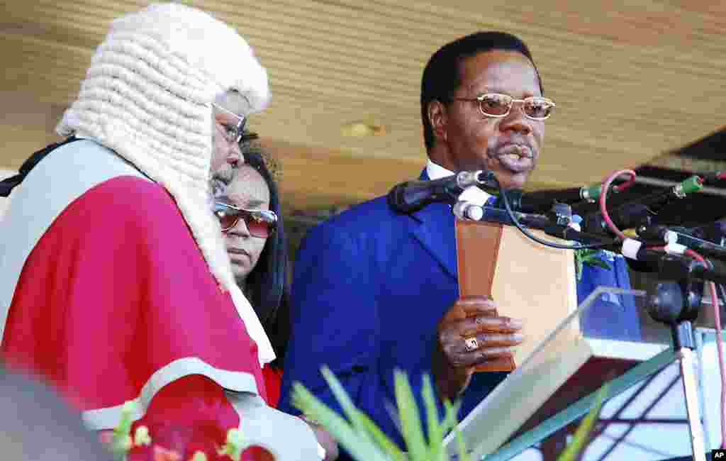 President Bingu wa Mutharika takes the oath of office during his inauguration ceremony at the Kamuzu stadium in Blantyre, May 22, 2009. (Reuters Photo)