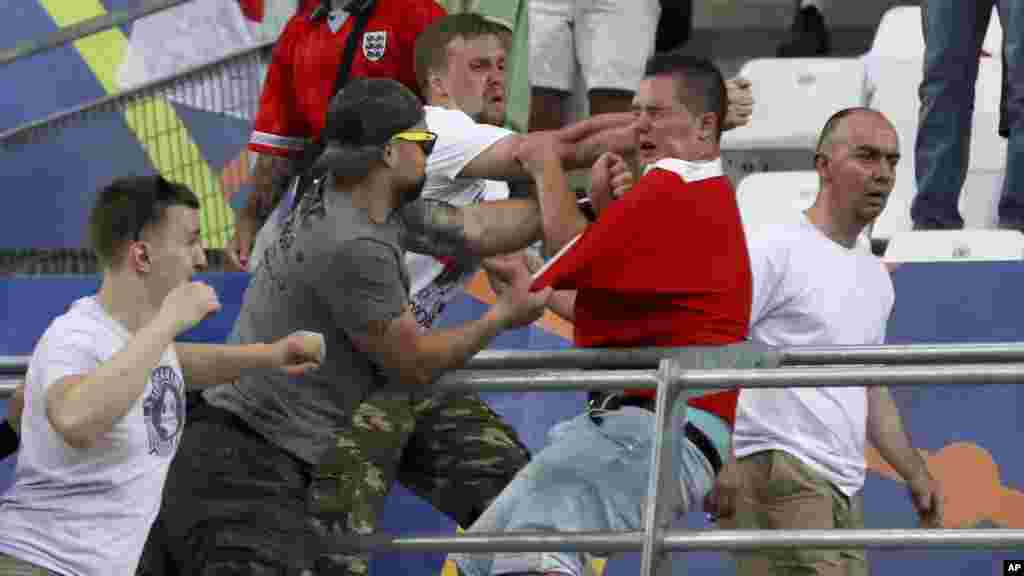 Des supporters russes attaquent un fan de l'Angleterre après un match de football dans l'Euro 2016 à Marseille, en France, le 11 juin 2016.
