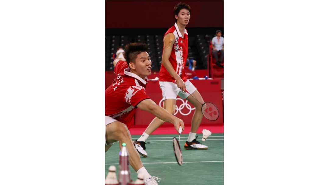 Li Junhui dari China tampil selama pertandingan melawan Takeshi Kamura dari Jepang dan Keigo Sonoda dari Jepang. (Foto: REUTERS/Leonhard Foeger)