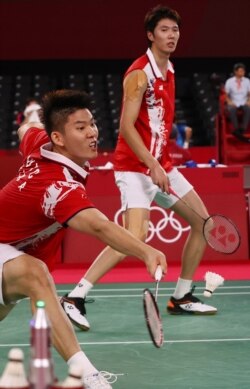 Li Junhui dari China tampil selama pertandingan melawan Takeshi Kamura dari Jepang dan Keigo Sonoda dari Jepang. (Foto: REUTERS/Leonhard Foeger)