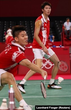 Li Junhui dari China tampil selama pertandingan melawan Takeshi Kamura dari Jepang dan Keigo Sonoda dari Jepang. (Foto: REUTERS/Leonhard Foeger)