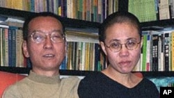 中国异议人士刘晓波及妻子
