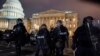 Les autorités évacuent les manifestants du Capitole américain, mercredi 6 janvier 2021, à Washington. 