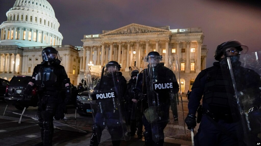 1月6日，警察将示威者赶出国会山。(photo:VOA)