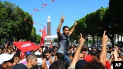 Los manifestantes salieron a las calles de Túnez para protestar por el asesinato del líder opositor Mohamed Brahmi. 