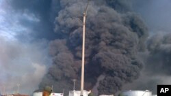 El dantesco incendio consumió la refinería de petróleo en Amuay, Punto Fijo, en la Península de Paraguaná.