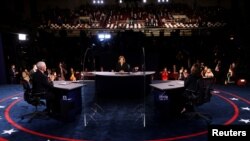 Wakil Presiden AS Mike Pence dan calon wakil presiden dari Partai Demokrat, Kamala Harris, dalam debat cawapres dengan moderator Susan Page dari USA Today, di kampus Universitas Utah, di Salt Lake City, Selasa, 7 Oktober 2020. (Foto: Reuters)