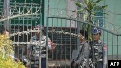 စစ်တွေမြို့က ကျောင်းအဝင်မှာ လက်နက်ကိုင်ရဲတပ်ဖွဲ့ဝင်များအား တာဝန်ချထားသည့်မြင်ကွင်း။ (ဇွန်လ ၁၊ ၂၀၂၁)