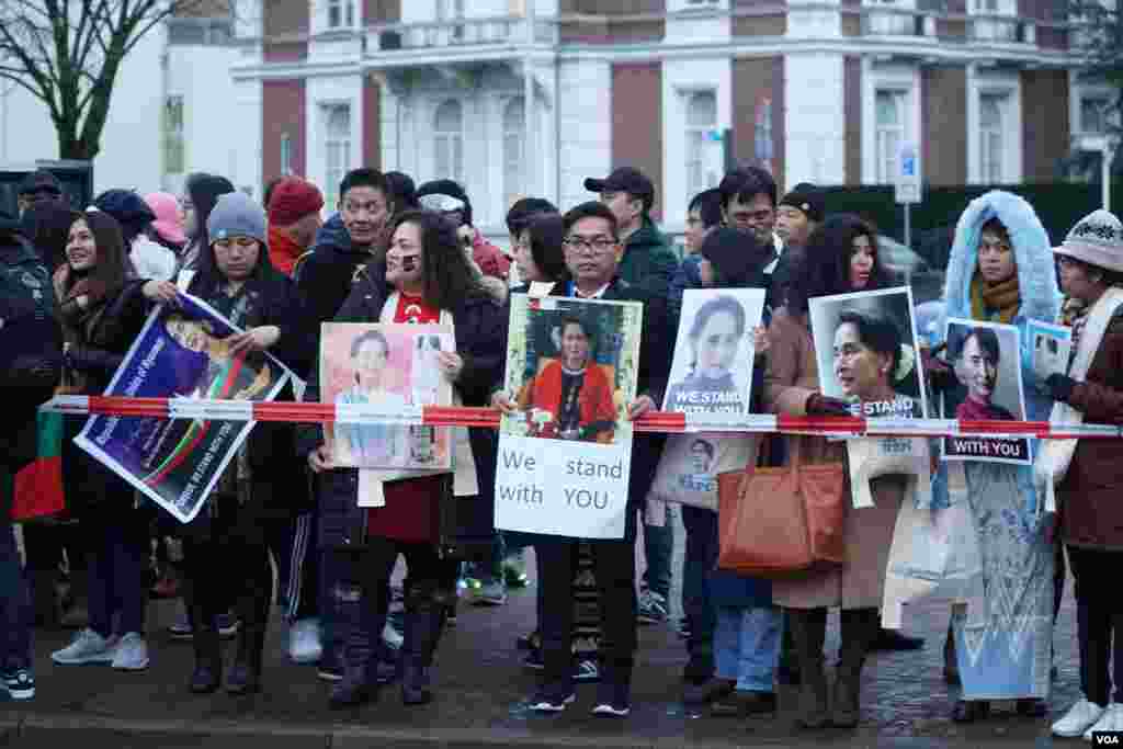 Daw Aung San Suu Kyi&#39;s supporters at ICJ 