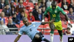 L'Urugayen German Rolin, à gauche, et le Sénégalais Sdio Mané luttant pour la balle lors d'un match le 29 juillet 2012 à Wembley, en Angleterre (AP Photo/Ben Curtis)