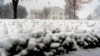 La nieve cae en la Casa Blanca en Washington, el lunes 3 de enero de 2022.