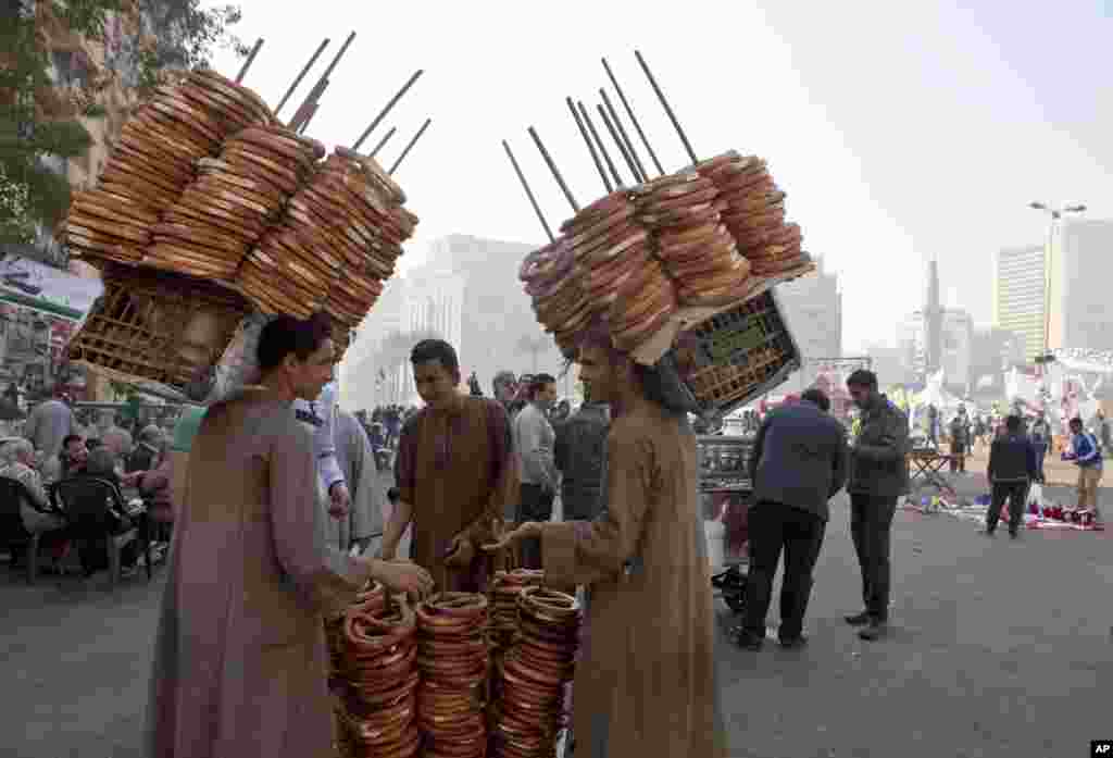 Merchants sell bread to protesters, some of whom have camped out in tents since last week, as opposition groups plan to gather for a rally in Tahrir Square, Cairo, Egypt, November 30, 2012.