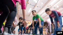 Katrin Barninger sedang mengajar kelas khusus bahasa Jerman untuk anak-anak migran yang baru tiba di Austria, di SD Felbigergasse, di Wina, Austria, 3 Desember 2019. (Foto: AFP)