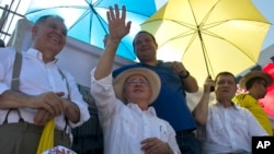 Opposition leader and Colombia's former President Alvaro Uribe waves to supporters during a protest against the government's peace deal with the Revolutionary Armed Forces of Colombia (FARC), to be signed later in the day in Cartagena, Colombia, Sept. 26,
