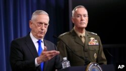 Le secrétaire américain à la Défense, Jim Mattis, à gauche, aux côtés du général de marine Joseph Dunford, au Pentagone, le 28 août 2018