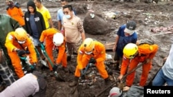 Tim SAR melakukan pencarian korban di lokasi terdampak banjir bandang di Flores Timur, provinsi Nusa Tenggara TImur, 5 April 2021. (Basarnas/Handout via REUTERS)