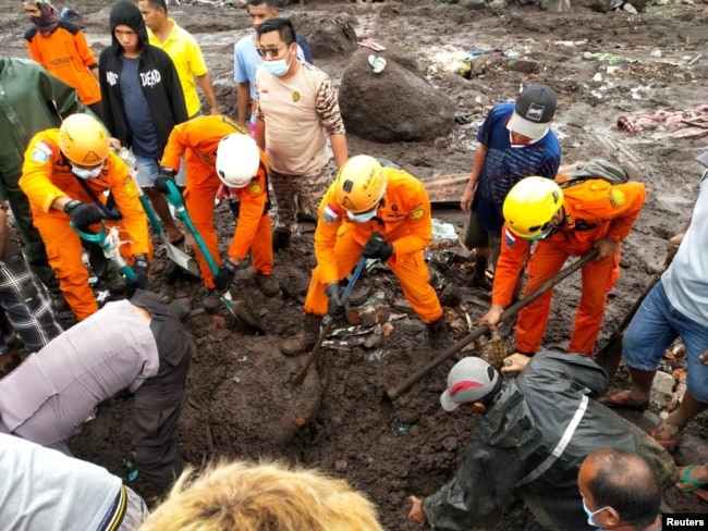 Badan penyelamat Indonesia mencari jenazah di daerah yang terkena banjir bandang setelah hujan lebat di Flores Timur, provinsi Nusa Tenggara Timur, Indonesia, 5 April 2021. (Basarnas / Handout via REUTERS)