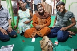 Ibu Shinta (tengah) bersama murid-muridnya di satu-satunya pesantren untuk transpuan di Yogyakarta. (K. Varagur/VOA)