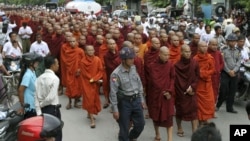 Burma's Buddhist monks stage a rally to protest against minority Rohingya Muslims in Mandalay, central Burma, September 2, 2012. 