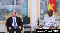 Christopher Coons, sénateur démocrate du Delaware et porte-parole de la délégation américaine et le président du Burkina Faso, Roch Kaboré, Ouagadougou, le 8 avril 2018 (VOA/Lamine Traoré)