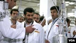 Presiden Mahmoud Ahmadinejad (tengah) mendengarkan penjelasan seorang ilmuwan nuklir Iran pada kunjungannya ke sebuah fasilitas pengayaan di Natanz (foto: dok).