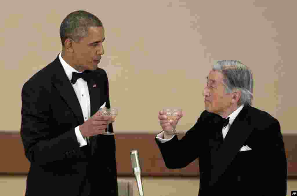 일본을 국빈방문 중인 바락 오바마 미국 대통령(왼쪽)이 24일 도쿄 왕궁에서 열린 국빈 만찬에서 아키히노 일왕과 건배하고 있다.