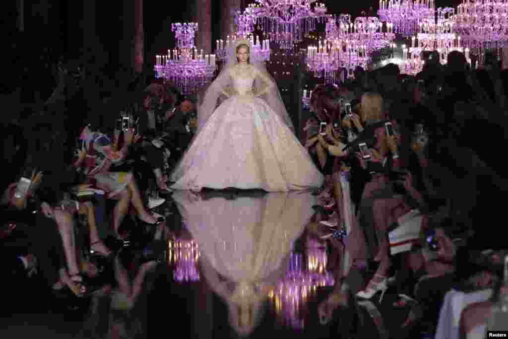 Seorang model mengenakan busana pengantin rancangan desainer Lebanon, Elie Saab di Paris, Perancis.