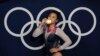 美国选手苏尼萨·李在日本东京举行的夏季奥运会女子体操个人全能决赛中夺金后拍照。(2021年7月29日)