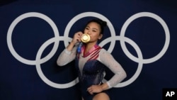美國選手蘇尼薩·李在日本東京舉行的夏季奧運會女子體操個人全能決賽中奪金後拍照。(2021年7月29日)