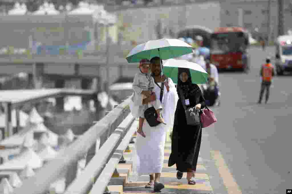 عازمین کو گروپس کی شکل میں منیٰ جانا ہوتا ہے، منیٰ تک کا سفر پیدل بھی طے کیا جاسکتا ہے اور بسوں کے ذریعے بھی۔