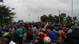 Manifestation sur le pont de Porto-Novo, Benin, le 25 fevrier 2019. (VOA/Ginette Fleure Adandé)