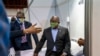 Le président sud-africain Cyril Ramaphosa visitant les installations de traitement du COVID-19 au NASREC Expo Center à Johannesburg, en Afrique du Sud, le vendredi 24 avril 2020.