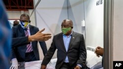 Le président sud-africain Cyril Ramaphosa visitant les installations de traitement du COVID-19 au NASREC Expo Center à Johannesburg, en Afrique du Sud, le vendredi 24 avril 2020.