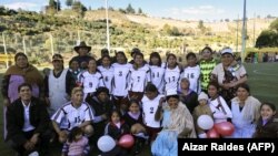 Anak-anak perempuan di Bolivia kini memberdayakan diri melalui kursus sepak bola di akademi Las Superpoderosas atau ‘superwomen’ atau perempuan super. (Foto: AFP/Aizar Raldes)