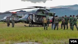 Danrem 132 Tadulako Kolonel (Inf.) Syaiful Anwar saat hendak terbang dari Lore Peore, Sabtu 19/3 (VOA/Yoanes). Syaiful Anwar termasuk satu di antara 13 korban tewas dalam kecelakaan helikopter. 