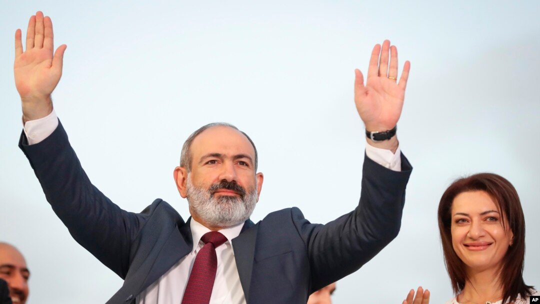 Perdana Menteri terpilih Armenia Nikol Pashinyan menyapa para pendukungnya dalam pawai kemenangan setelah memenangkan pemilu di Yerevan, Armenia, Senin, 21 Juni 2021. (Foto: Sergei Grits/AP)