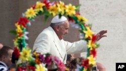 El papa Francisco llega a la udiencia general en la plaza de San Pedro en el Vaticano.