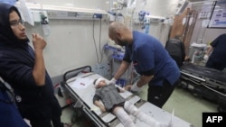 Un niño que fue herido en un reciente bombardeo recibe tratamiento en el hospital de Nasser en Khan Yunis, en el sur de la Franja de Gaza, el 20 de diciembre de 2023.
