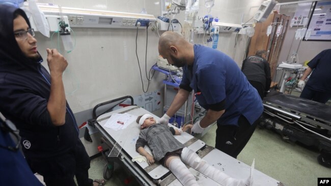 Un niño que fue herido en un reciente bombardeo recibe tratamiento en el hospital de Nasser en Khan Yunis, en el sur de la Franja de Gaza, el 20 de diciembre de 2023.