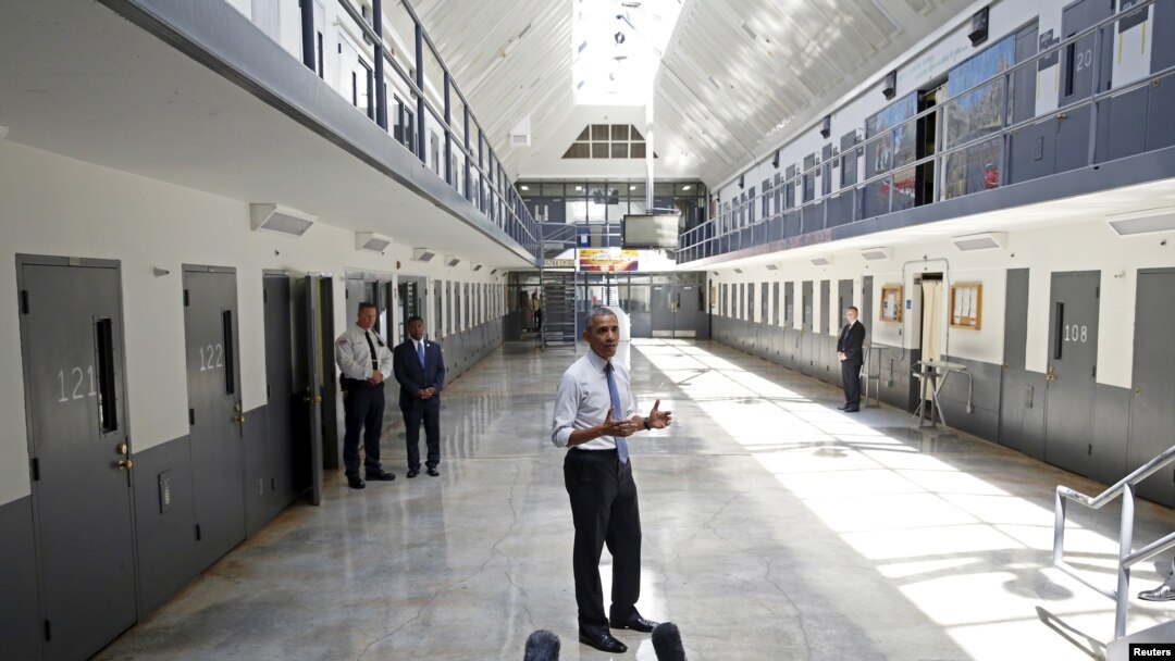 Obama Oklaxoma shahridagi qamoqxonani ko'zdan kechirmoqda, 16-iyul, 2015-yil