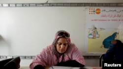 Une travailleuse humanitaire s'occupe de l'enregistrement de femmes enceintes dans un camp de réfugiés maliens à Mbera, Mauritanie, le 23 mai 2012