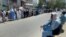 Warga Afghanistan berbaris di luar bank untuk mengambil uang mereka setelah Taliban mengambil alih di Kabul, Afghanistan, 1 September 2021. (Foto: Reuters)