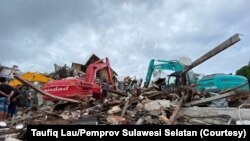 Evakuasi korban yang terjebak dibawah reruntuhan kantor Gubernur Sulawesi Barat di Mamuju. Jumat (15/1/2021) (Foto: Courtesy/Taufiq Lau/Pemprov Sulawesi Selatan)