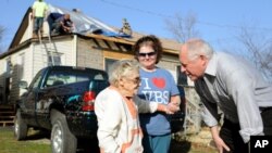 Illinois Governor Pat Quinn (r) speaks with Edith Raynes, 86, in front of her damaged home in Harrisburg, Ill., Feb. 29, 2012. 